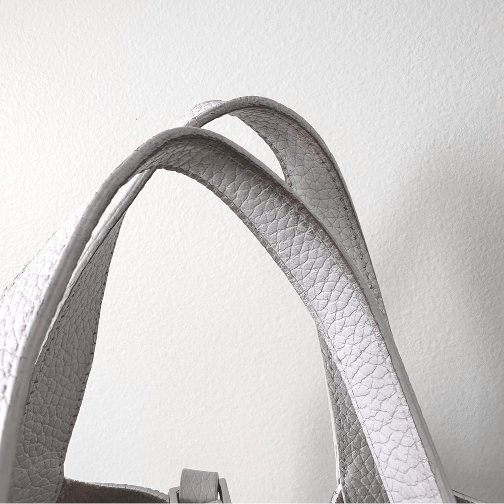 Elegant off White Leather Bucket Tote Bag with silver horse charm - Picture 9 of 13